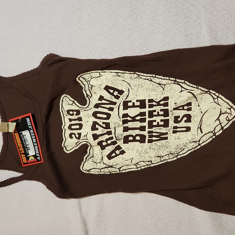 woman's sleeveless tee